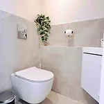 Pleasant Coliving With Breakfast & Parking Apartamento
